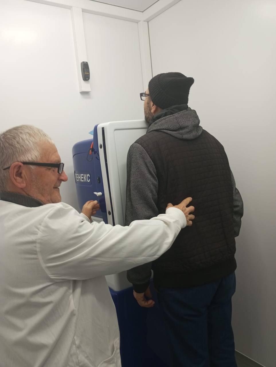 Провела своих подопечных в участковую больницу для проведения диспансеризации.